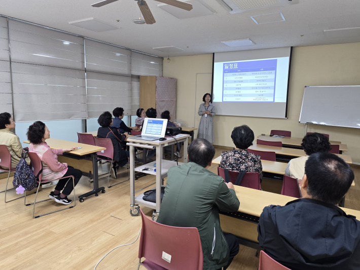 시작에 앞서 프로그램 일정을 소개하고 있다.