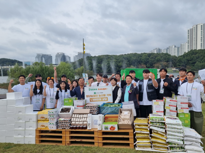 우만종합사회복지관(관장 황재경)과 경기도4-H연합회(회장 심세용 외 관계자)와 후원 전달식 사진 촬영을 하고 있다.