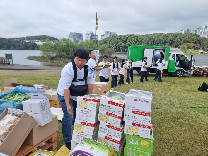 전달 받은 후원물품을 취약계층 가정과 복지사각지대 주민들에게 전달하기 위해 옮기고 있다.
