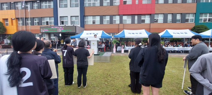 대회사를 하고 있는 조미영 자혜학교장