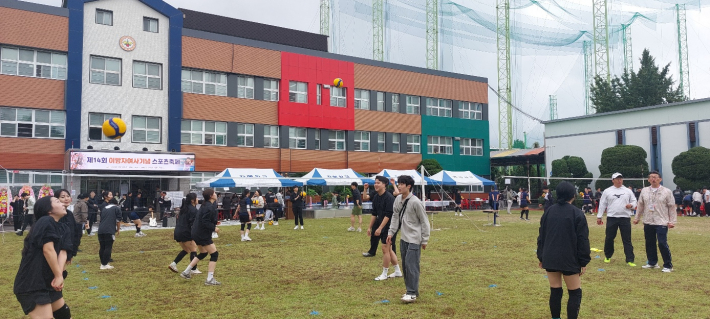 경기 전 몸풀기를 하고 있는 선수들