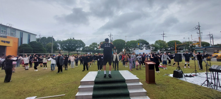 경기 시작 전 전체 몸풀기 체조