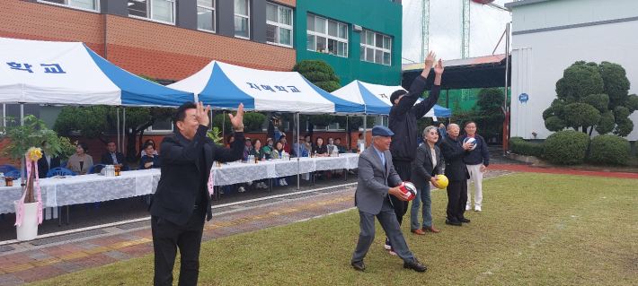 유명 프로선수들 사인이 담긴 배구볼 선물