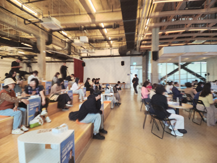 강연장을 메운 수원 시민들