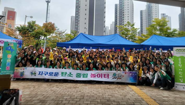 수원시 공공형 어린이집 연합회 임원진과 참가자들이 함께 기념촬영하는 모습