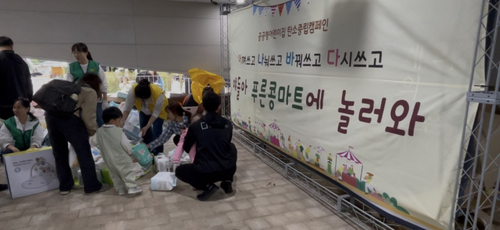 부모와 함께 물품을 판매하며 즐거워하는 원아들