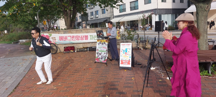 구영태 색소폰 연주에 맞추어 단원들이 흥을 돋우고 있다.