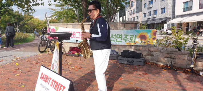 유흥용 연주자 모습