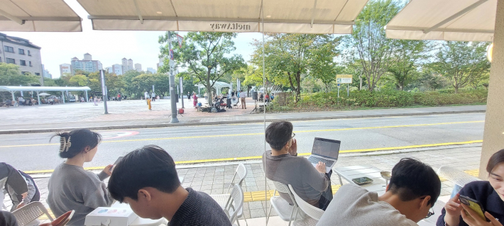 카페 안에서 통유리창을 통해 바라다 본 신동 수변공원