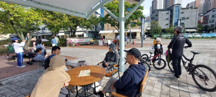주민들이 자유롭게 음악을 들으며 여유를 즐기고 있다.
