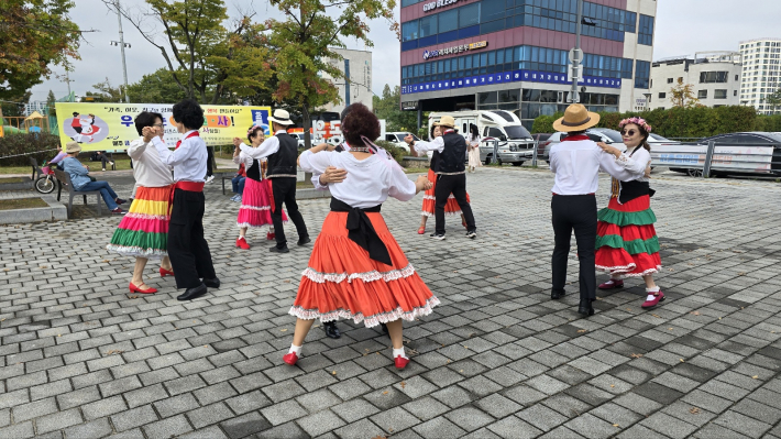 18일 포즐사의 마중공연 거리 공연. 25일 오후 광교쉼터 공연을 앞두고 있다. 