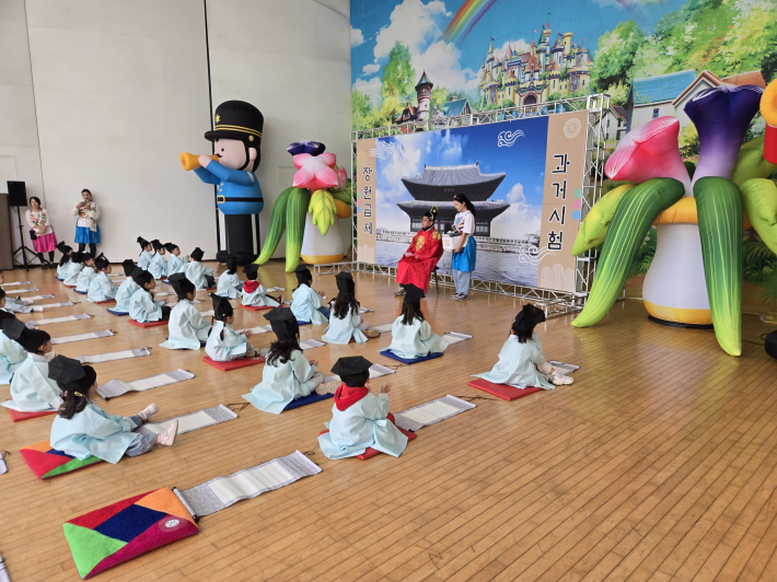 어린이들이 과거시험 프로그램에 참여하고 있다.