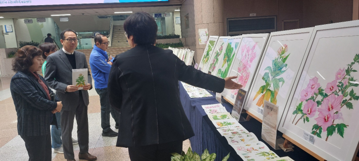 강사가 전시작 설명을 하고 있다.