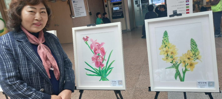 황순금 회장이 자신의 작품 앞에서 포즈를 취했다.