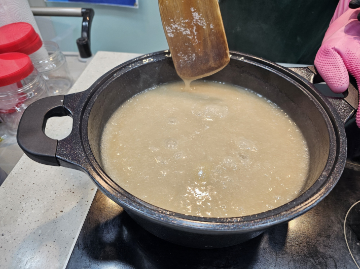 메주가루물을 저어가며 끓인다