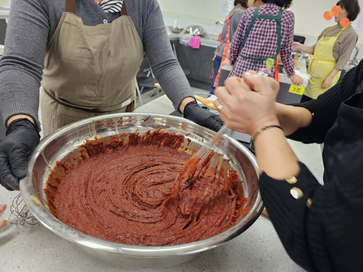 모든재료가 혼합된 고추장을 소금, 조선간장을 추가하며 잘 젓는다