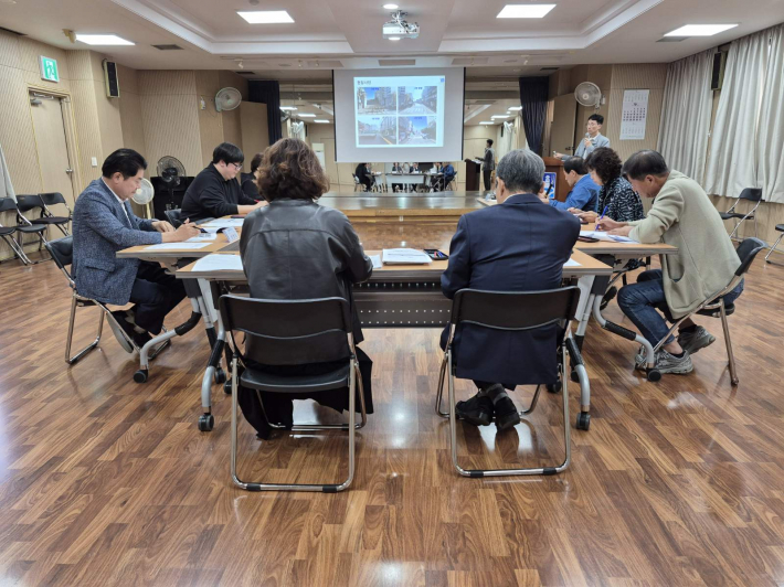 조원1동 CCTV설치 위치선정협의회가 대상지를 심의하고 있다.