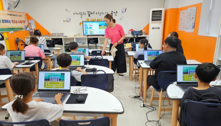  ▲ '수원이와 함께하는 즐거운 수원여행' 코딩교육에 참여한 무지개행복한홈스쿨 지역아동센터 아동들이 스크래치 프로그램으로 만든 게임을 시연하고 있다.