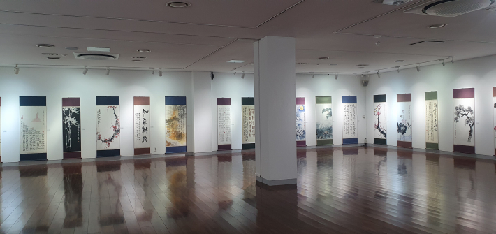 제1회 수원서예가총연합회회원전 포스터 《수원, 시대를 노래하다》 전시 전경