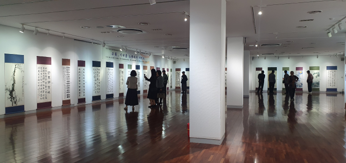 관람객이 꾸준히 입장하여 관람한다