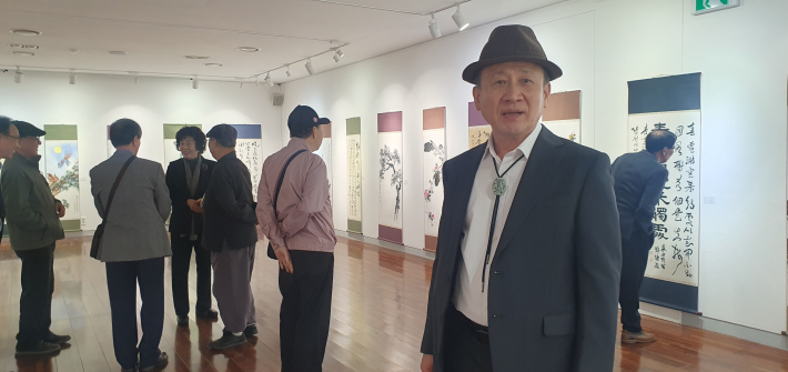 홍학선 회장이 전시를 설명하는 모습