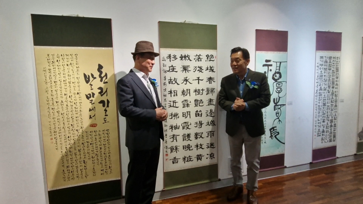 홍 학성 총 회장이 이 재준 수원특례시장과함께