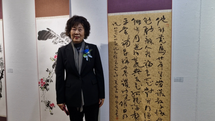 취송 정 봉애 작가가 작품 앞에서... 