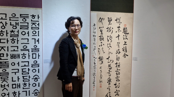 고은 김 성자 작가가 작품 앞에서...