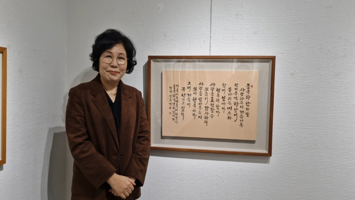 청담 장 은경 작가가 자신의 작품 앞에서...