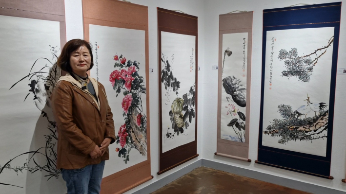 매란 허 선영 작가가 작품 앞에서...