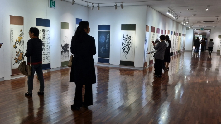 전시장에서 관람객들이 작품 감상에 여념이 없다.