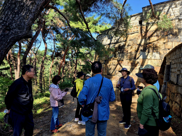 팔달문에서 화서문으로 이어지는 화성의 성 외곽길 걷기