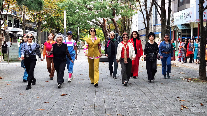 인계동 국제테마거리에서 복고풍 의상을 차려입고 런웨이를 걷는 시니어모델들