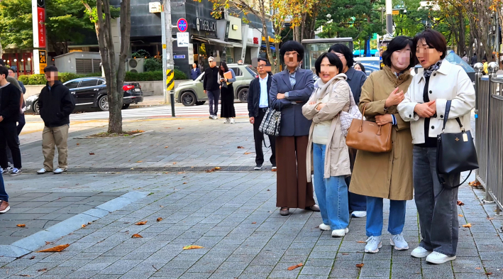 공연을 지켜보는 시민들