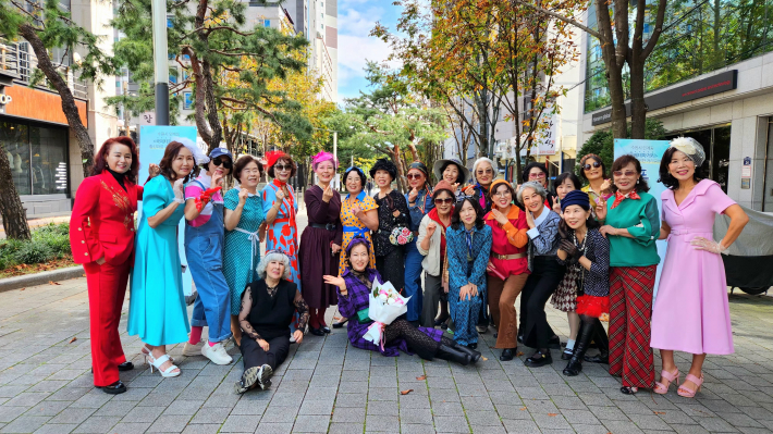 인계동 국제테마거리에서 멋진 런웨이 거리공연을 한 광교노인복지관 워킹반 어르신들