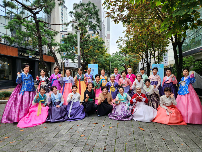 인계동 국제테마거리에서 한복을 곱게 차려입고 1차 런웨이 무대에 오른 광교노인복지관 워킹반 어르신들