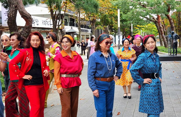 활짝 웃으며 런웨이를 걷는 어르신 모델들