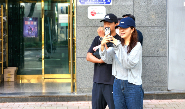 환호하는 가족과 촬영 중인 시민들