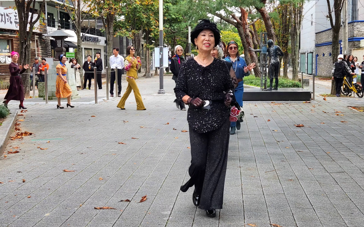 83세의 이정희 모델의 당당한 워킹 모습