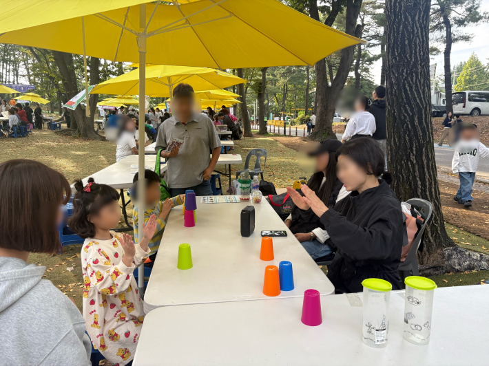 경쾌한 리듬에 맞춰 손뼉을 치는 아이들. 컵타 놀이 부스는 웃음과 박수소리로 가득했다.