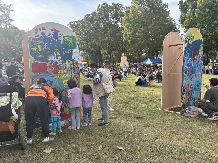 커다란 벽면에 펼쳐진 '함께 그리기' 벽화. 아이들과 예술가가 나란히 붓을 잡고 상상력을 그려 넣는다.