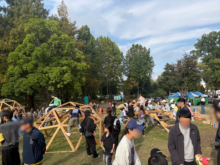 나무 향기가 은은한 우드놀이터 전경. 아이들이 자연을 손끝으로 느끼며 자유롭게 놀았다.