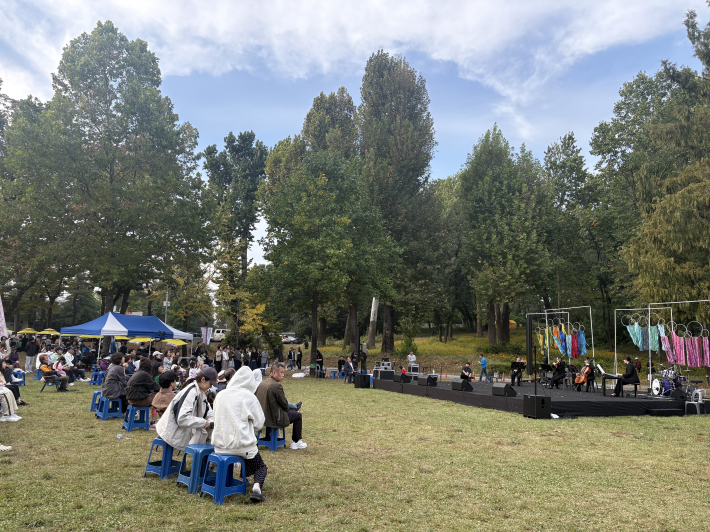 잔디밭 한켠에서 열린 현악 4중주 공연. 선율에 맞춰 시민들이 평화로운 오후를 즐겼다.