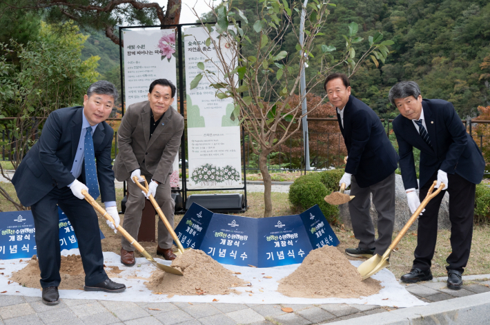 김정렬 수원시의회 부의장(왼쪽부터), 이재준 수원시장, 박현국 봉화군수, 금동윤 봉화군의회 부의장이 기념식수를 하고 있다