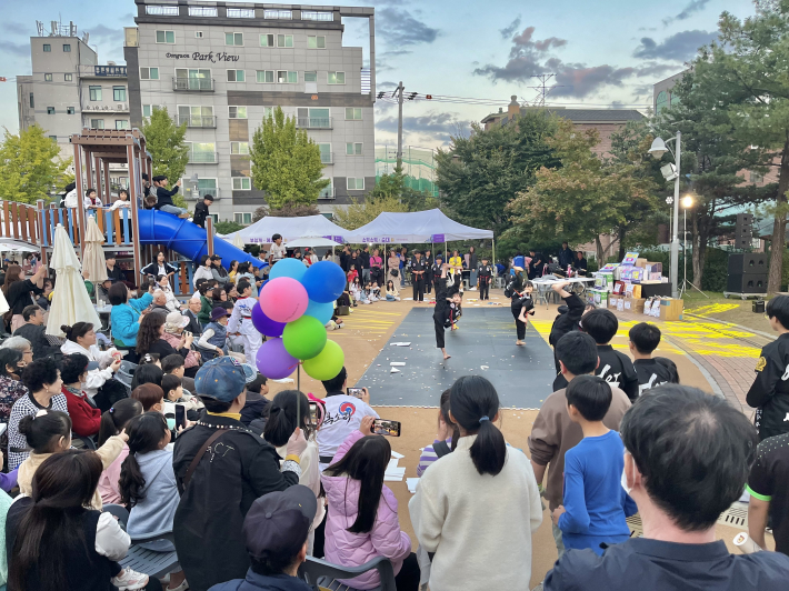 태권도 문화공연을 관람하고 있는 주민