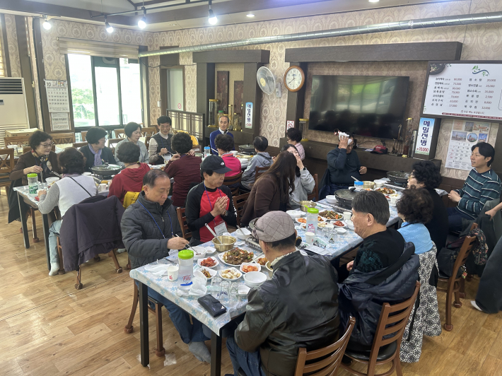 제천의 수려한 자연 경관 속에서 따뜻한 능이백숙으로 몸과 마음을 보양하고 있다.