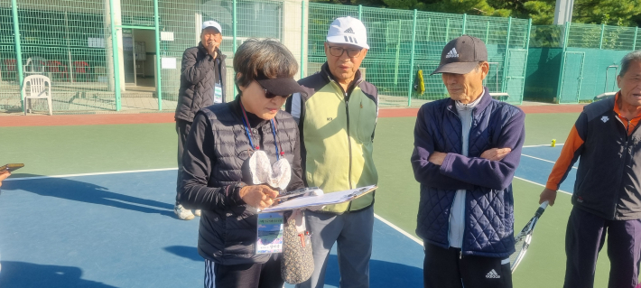 75세부 경기 대진표를 확인하는 선수들