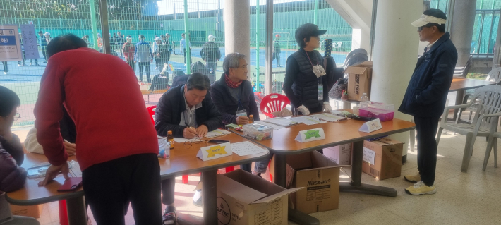 경기 본부석에 모여드는 출전 확인 선수들