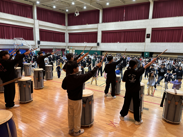 수원중촌초 전교생이 5학년 난타 공연에 맞춰 플래시몹을 하고 있다.  