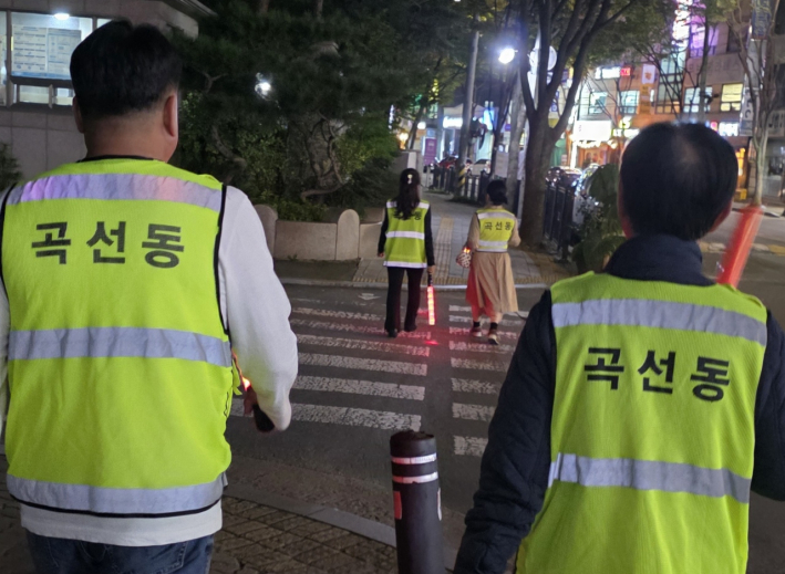 곡선동 안심귀갓길을 순찰하는 모습.